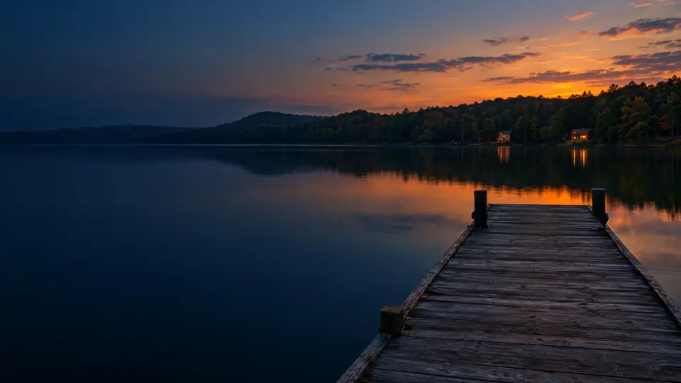 Muelle de madera en un lago del norte de Arkansas al anochecer